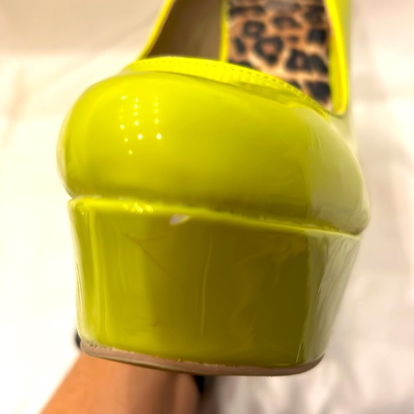 Charlotte Russe - BNWOT Platform Stilettos in Chartreuse - Picture 8 of 8